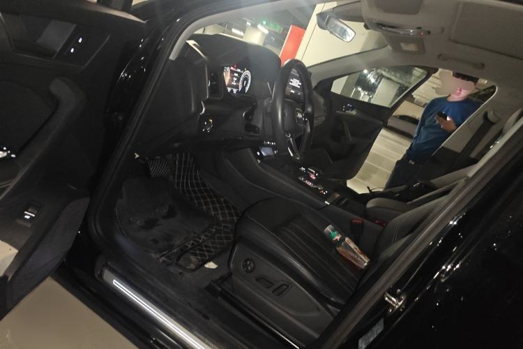 Used Audi Q5L 2022 40T Fashionable and Elegant Model Driver Seat