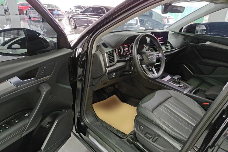 Used Audi Q5L 2022 40T Fashionable and Elegant Model Driver Seat