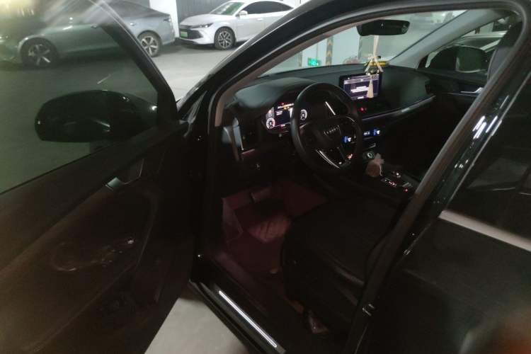 Used Audi Q5L 2022 40T Fashionable and Elegant Model Driver Seat