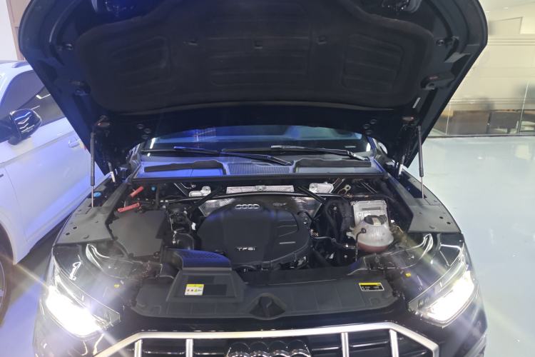 Used Audi Q5L 2022 40T Fashionable and Elegant Model Engine Bay