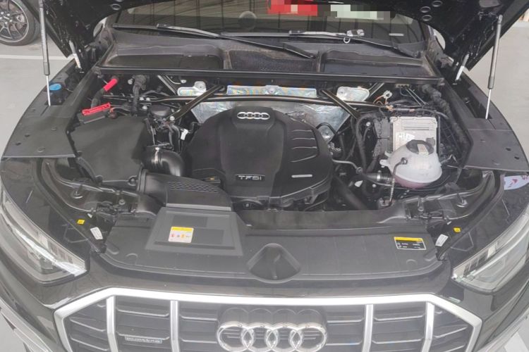 Used Audi Q5L 2022 40T Fashionable and Elegant Model Engine Bay