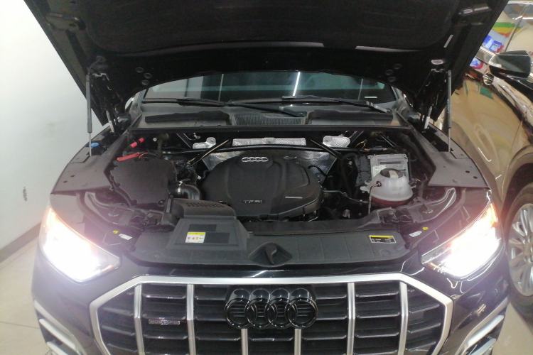 Used Audi Q5L 2022 40T Fashionable and Elegant Model Engine Bay