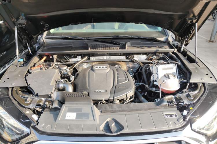 Used Audi Q5L 2022 40T Fashionable and Elegant Model Engine Bay