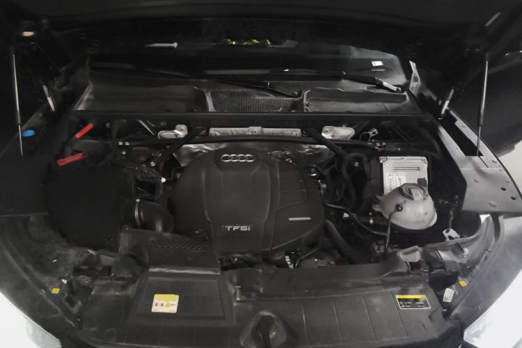 Used Audi Q5L 2022 40T Luxury Dynamic Model Engine Bay