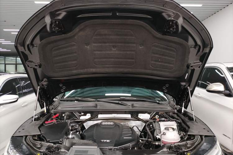 Used Audi Q5L 2022 40T Fashionable and Dynamic Model Engine Bay