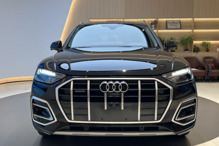 Used Audi Q5L 2022 40T Fashionable and Elegant Model Engine Bay