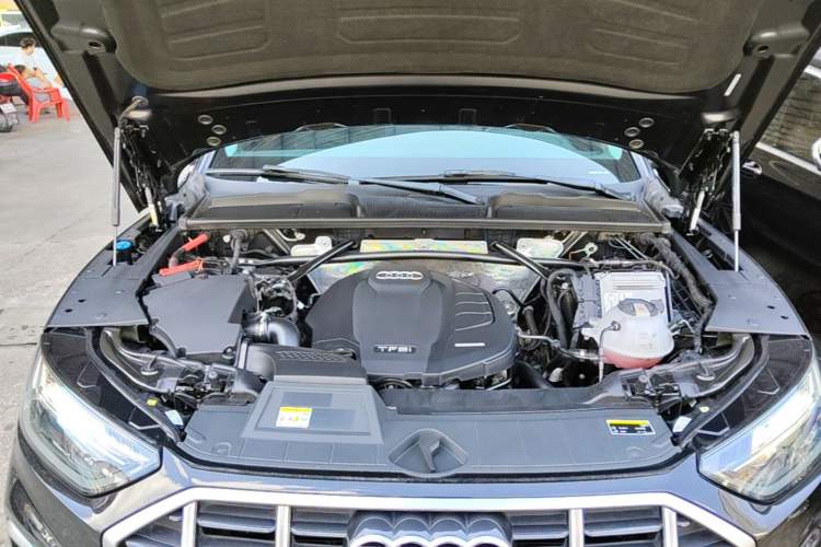 Used Audi Q5L 2022 40T Fashionable and Elegant Model Engine Bay