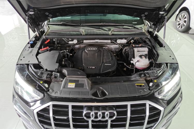 Used Audi Q5L 2022 40T Fashionable and Elegant Model Engine Bay
