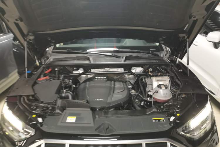 Used Audi Q5L 2022 40T Fashionable and Elegant Model Engine Bay