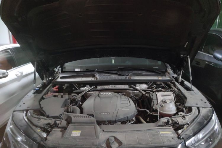 Used Audi Q5L 2022 40T Fashionable and Elegant Model Engine Bay