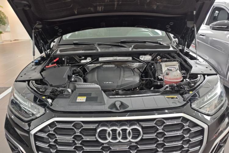 Used Audi Q5L 2022 40T Fashionable and Dynamic Model Engine Bay