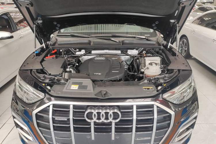 Used Audi Q5L 2022 40T Fashionable and Elegant Model Engine Bay