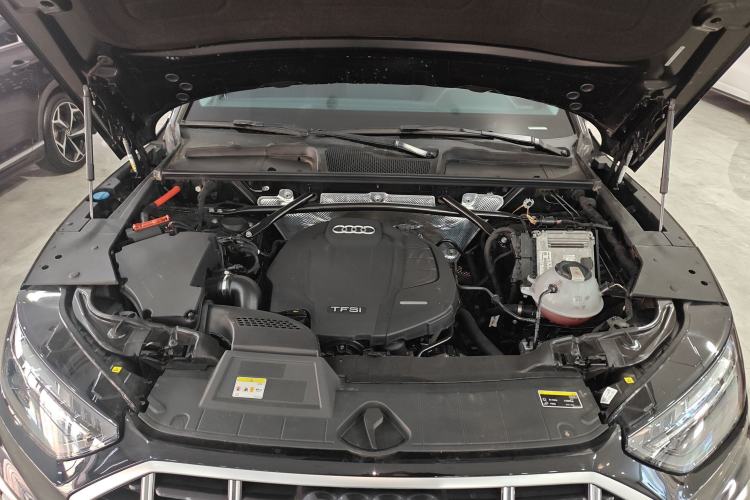 Used Audi Q5L 2022 40T Luxury Elegant Model Engine Bay