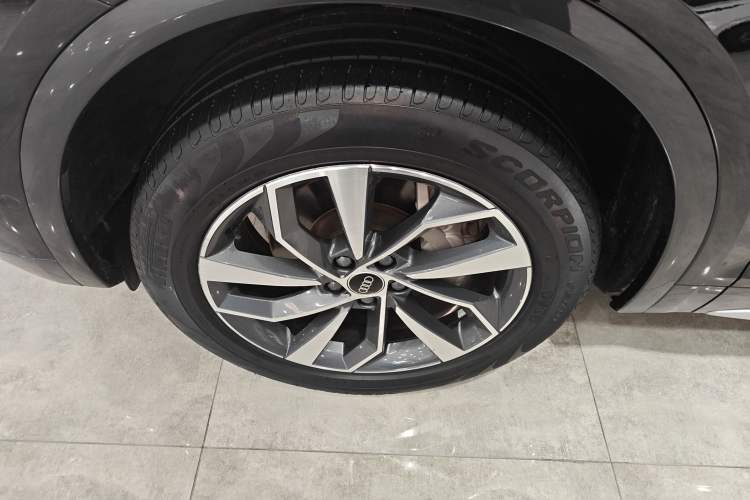 Used Audi Q5L 2022 40T Luxury Elegant Model Exterior 4