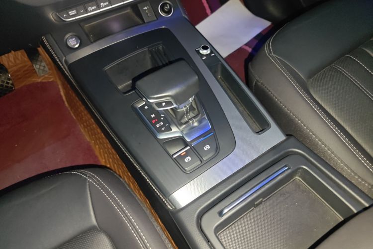 Used Audi Q5L 2022 40T Fashionable and Elegant Model Gear Lever
