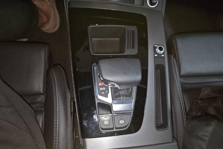 Used Audi Q5L 2022 40T Luxury Dynamic Model Gear Lever