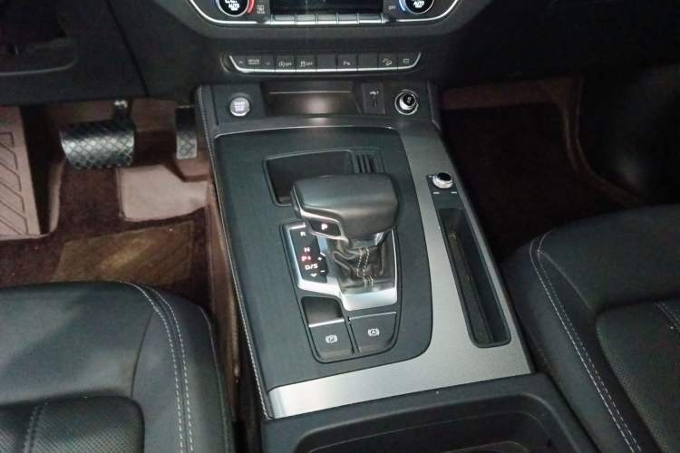 Used Audi Q5L 2022 40T Fashionable and Elegant Model Gear Lever