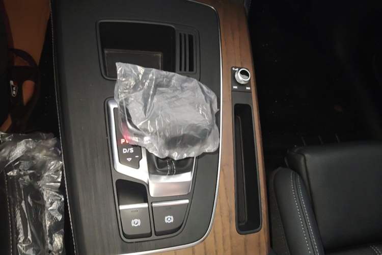 Used Audi Q5L 2022 40T Fashionable and Elegant Model Gear Lever