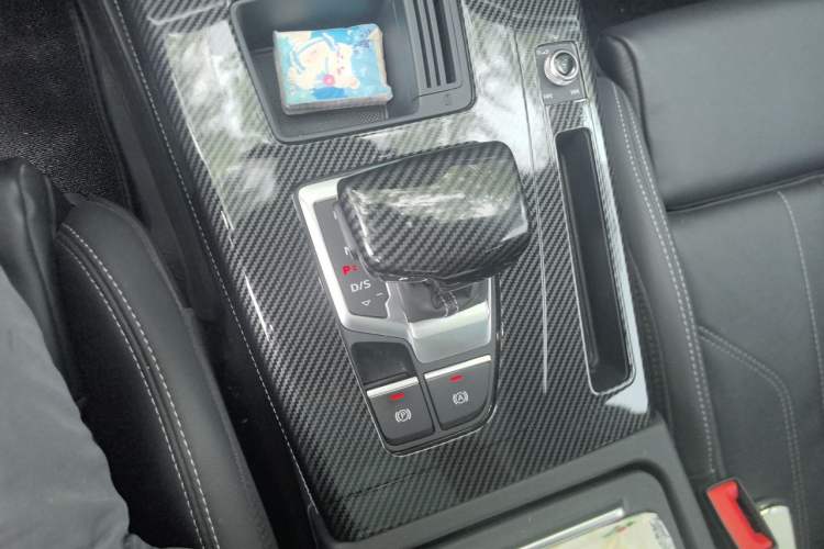 Used Audi Q5L 2022 40T Fashionable and Dynamic Model Gear Lever