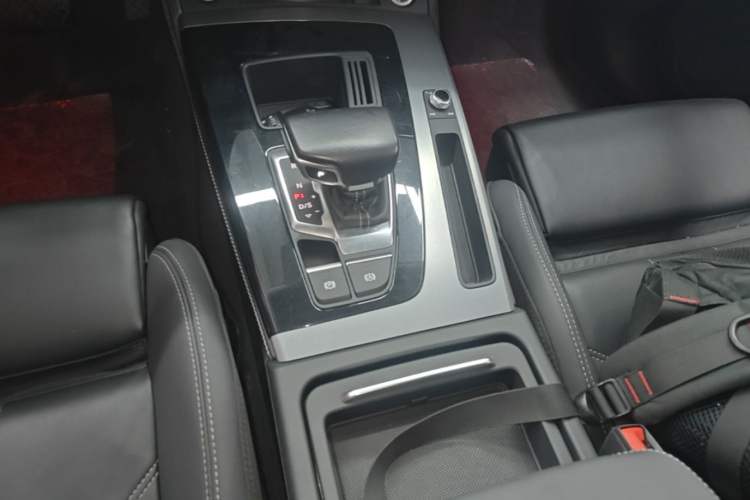 Used Audi Q5L 2022 40T Fashionable and Dynamic Model Gear Lever