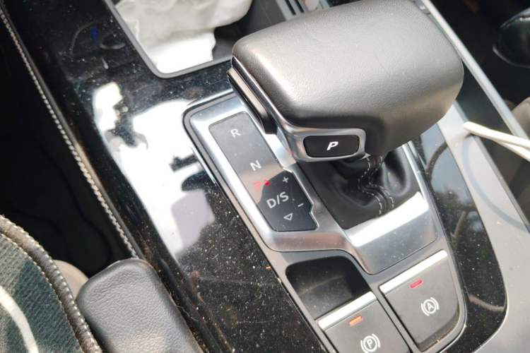 Used Audi Q5L 2022 40T Fashionable and Dynamic Model Gear Lever