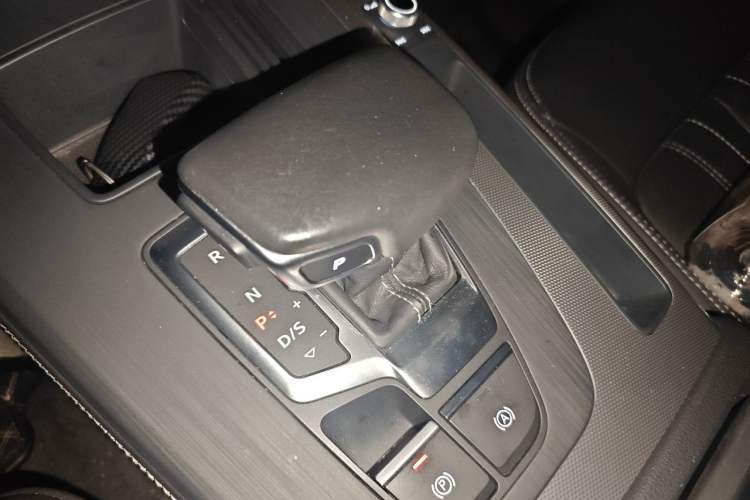Used Audi Q5L 2022 40T Fashionable and Elegant Model Gear Lever