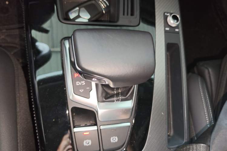 Used Audi Q5L 2022 40T Fashionable and Dynamic Model Gear Lever