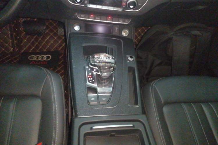 Used Audi Q5L 2022 40T Fashionable and Elegant Model Gear Lever