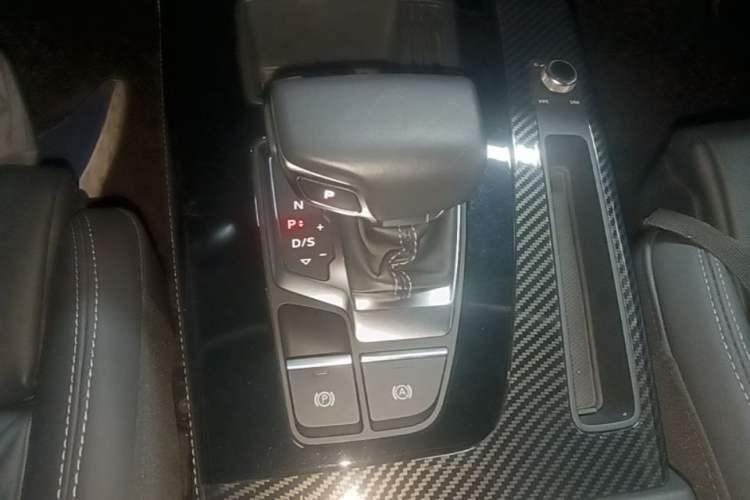 Used Audi Q5L 2022 40T Luxury Dynamic Model Gear Lever