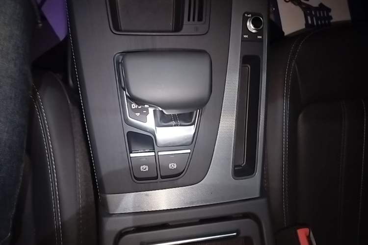 Used Audi Q5L 2022 40T Fashionable and Elegant Model Gear Lever