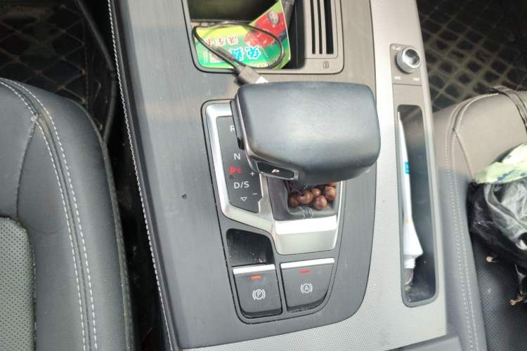 Used Audi Q5L 2022 40T Fashionable and Elegant Model Gear Lever