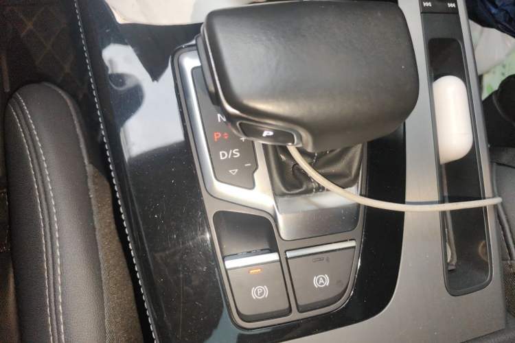 Used Audi Q5L 2022 40T Fashionable and Dynamic Model Gear Lever