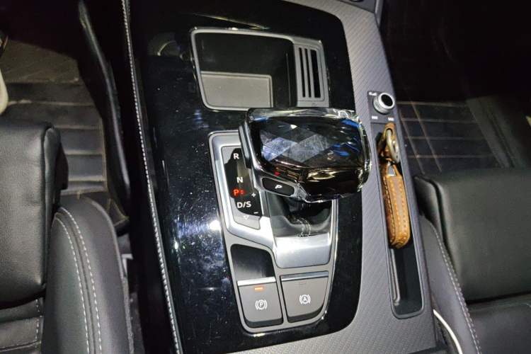 Used Audi Q5L 2022 Updated 40T Luxury Dynamic Edition Gear Lever