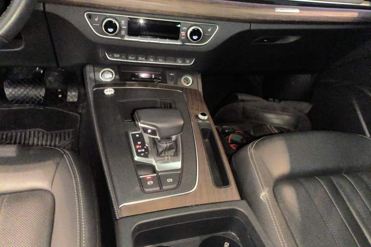 Used Audi Q5L 2022 40T Luxury Elegant Model Gear Lever