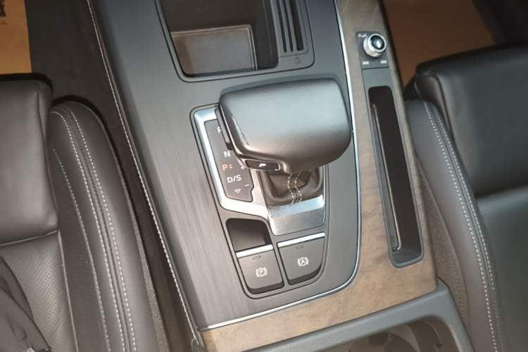 Used Audi Q5L 2022 40T Fashionable and Elegant Model Gear Lever