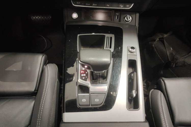 Used Audi Q5L 2022 40T Fashionable and Dynamic Model Gear Lever