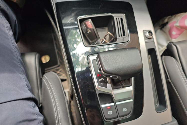 Used Audi Q5L 2022 40T Fashionable and Dynamic Model Gear Lever