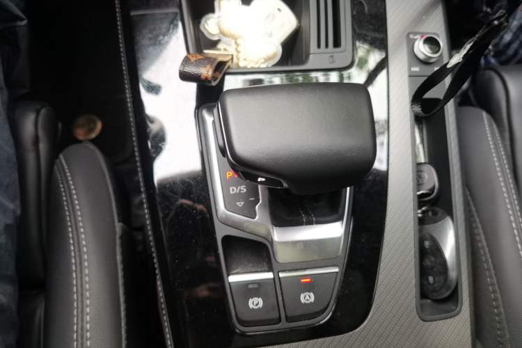 Used Audi Q5L 2022 Updated 40T Luxury Dynamic Edition Gear Lever
