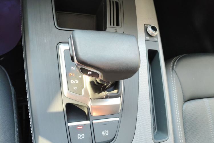 Used Audi Q5L 2022 40T Fashionable and Elegant Model Gear Lever