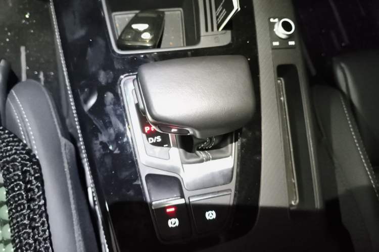 Used Audi Q5L 2022 40T Luxury Dynamic Model Gear Lever