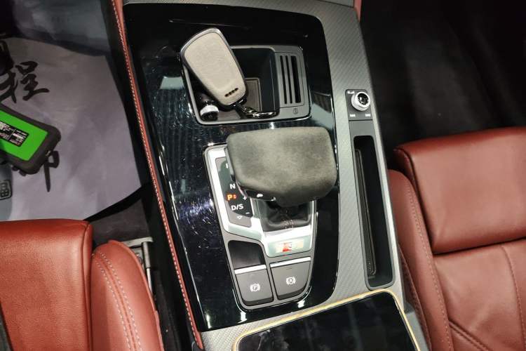 Used Audi Q5L 2022 40T Fashionable and Dynamic Model Gear Lever