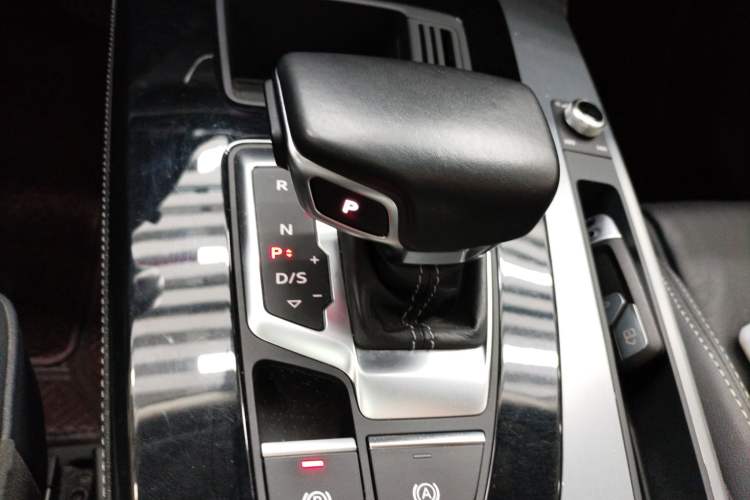 Used Audi Q5L 2022 40T Fashionable and Dynamic Model Gear Lever