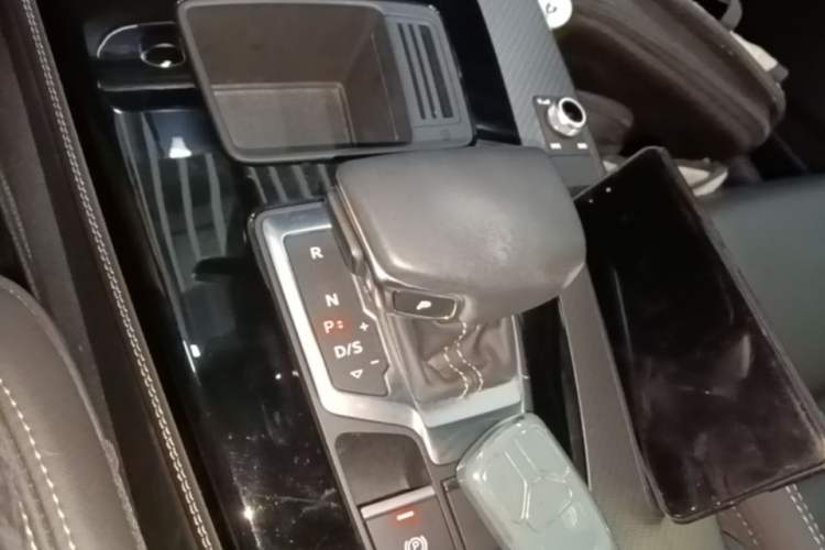 Used Audi Q5L 2022 40T Fashionable and Dynamic Model Gear Lever