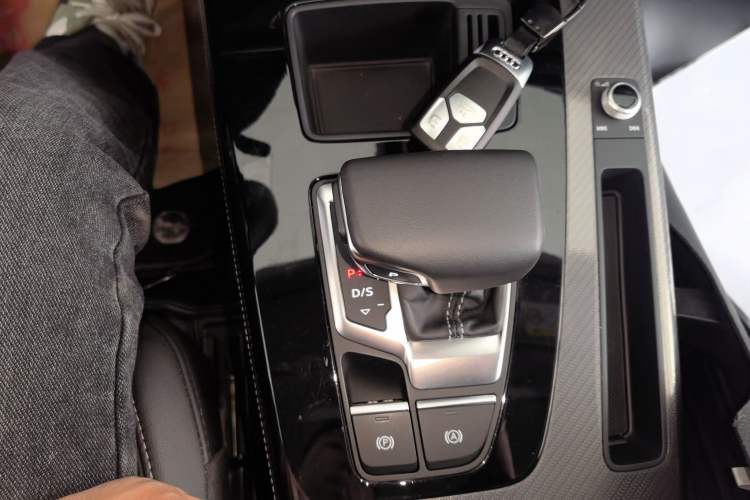 Used Audi Q5L 2022 Updated 40T Luxury Dynamic Edition Gear Lever