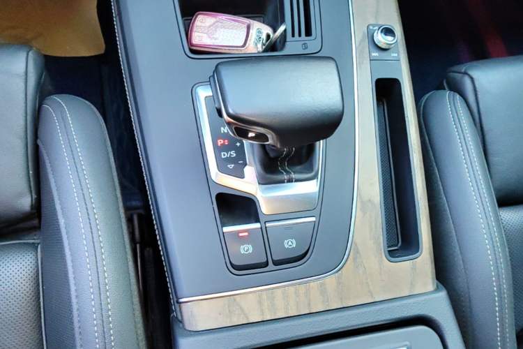 Used Audi Q5L 2022 40T Fashionable and Elegant Model Gear Lever