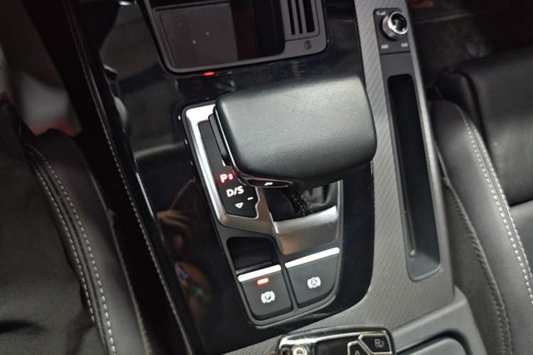 Used Audi Q5L 2022 40T Fashionable and Dynamic Model Gear Lever