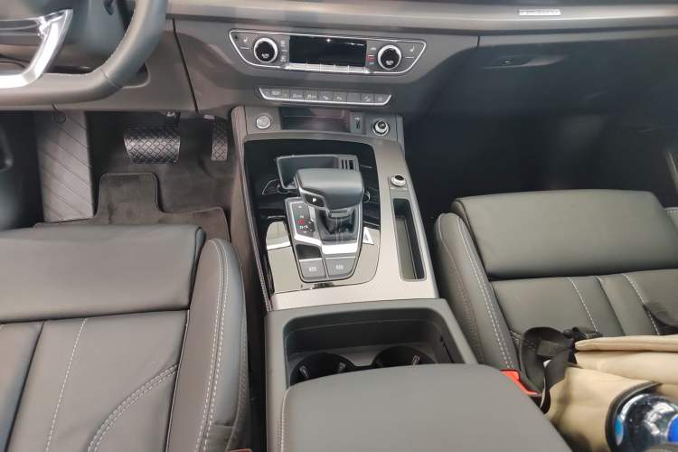 Used Audi Q5L 2022 Updated 40T Luxury Dynamic Edition Gear Lever