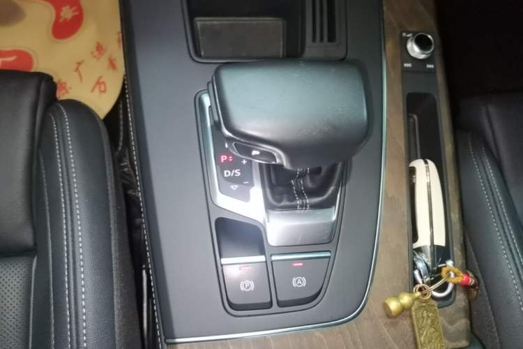 Used Audi Q5L 2022 40T Fashionable and Elegant Model Gear Lever