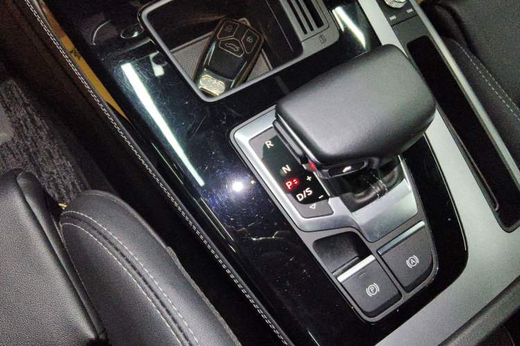 Used Audi Q5L 2022 40T Fashionable and Dynamic Model Gear Lever