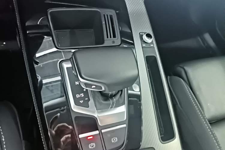 Used Audi Q5L 2022 40T Luxury Dynamic Model Gear Lever